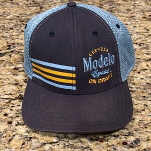 Modelo Especial cervesa Black and Blue Trucker Hat
